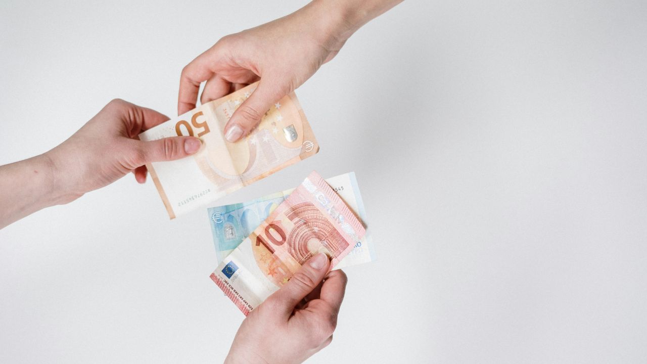 Persone che si scambiano dei soldi