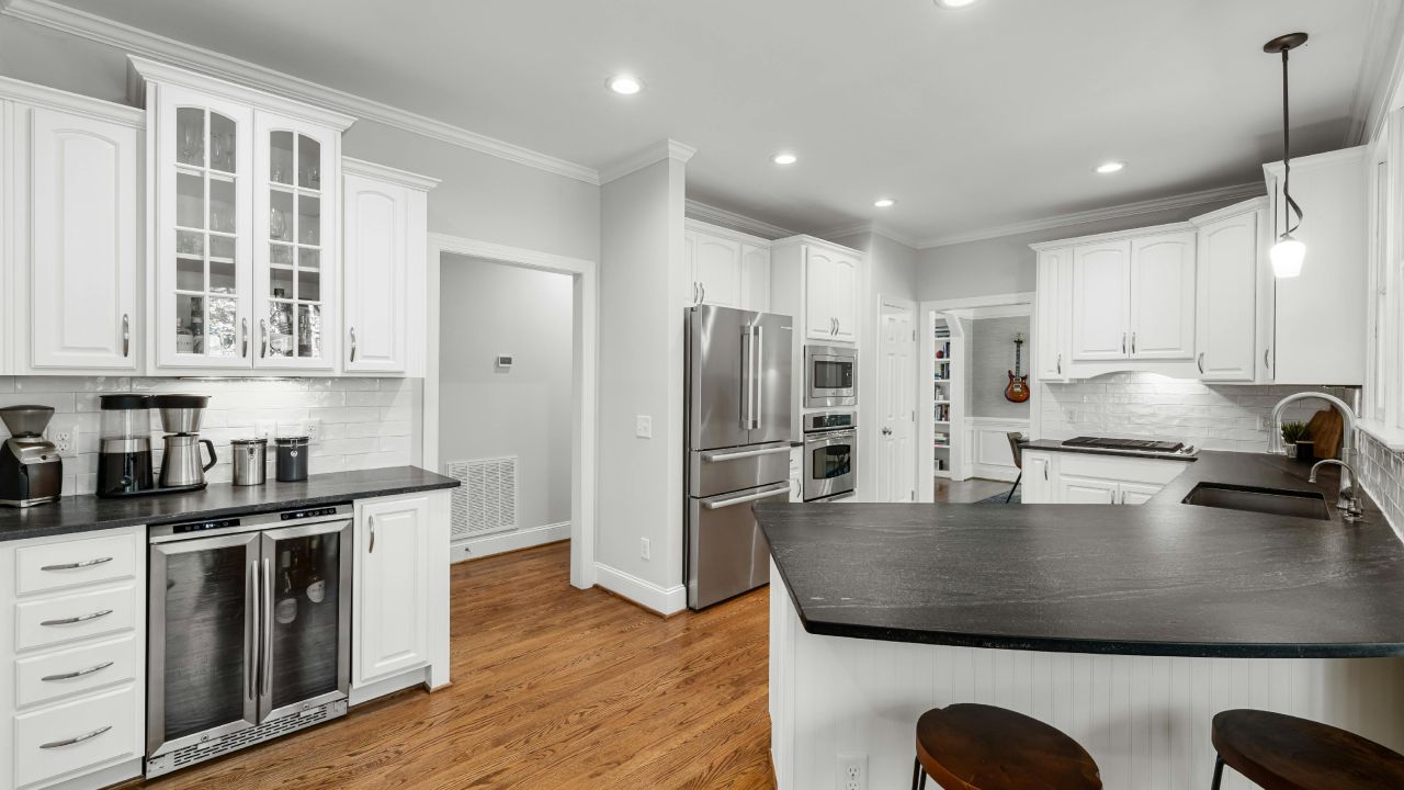 Cucina resa funzionale con finiture d'interni