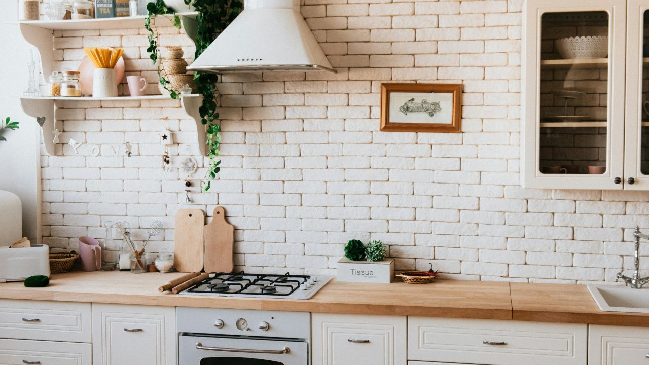 Parete di una cucina in mattoni resistenti