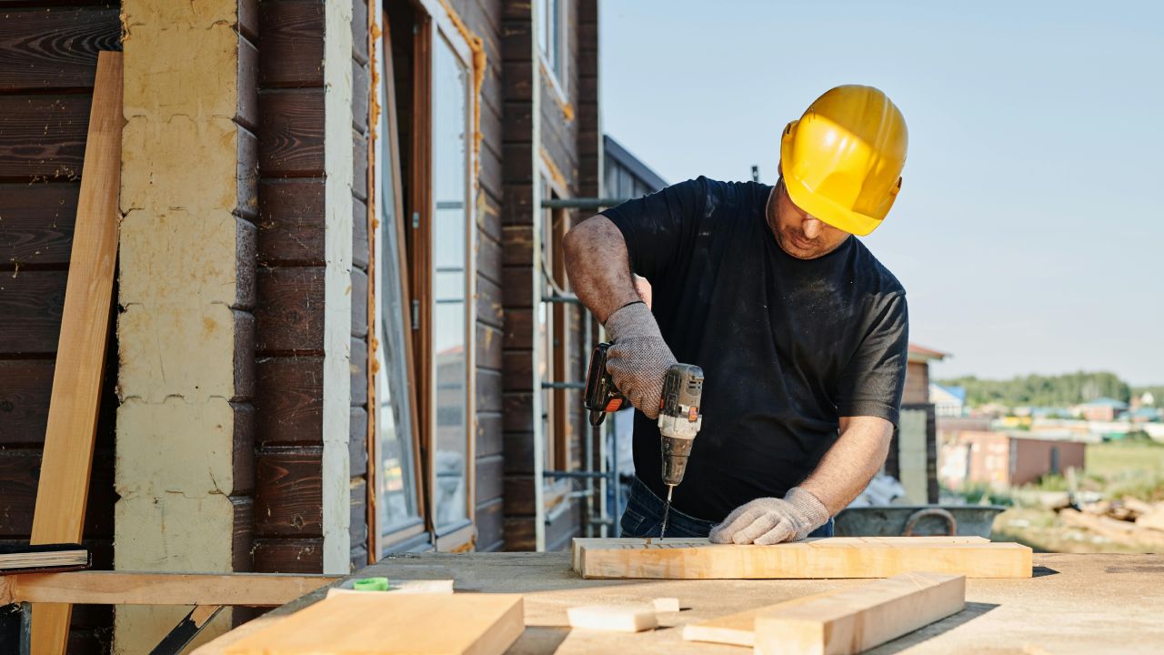 Operaio che taglia del legno