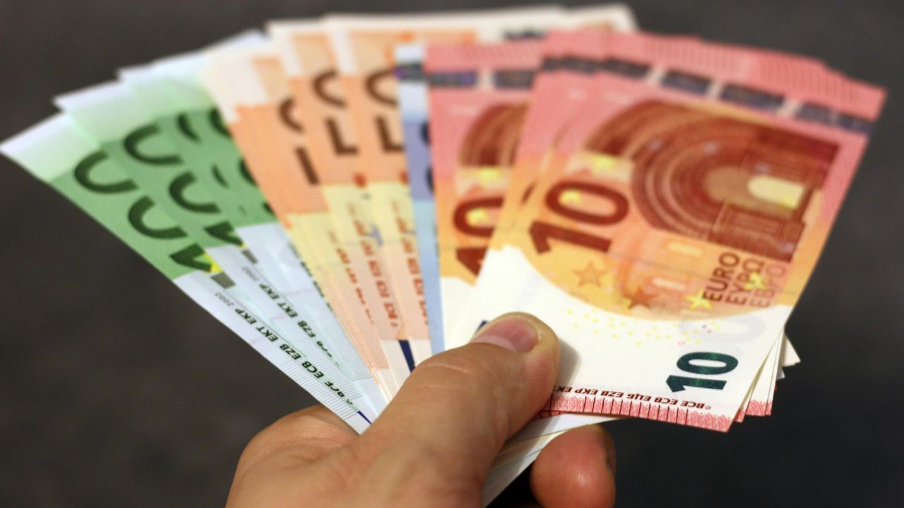 mano che sorregge degli euro 