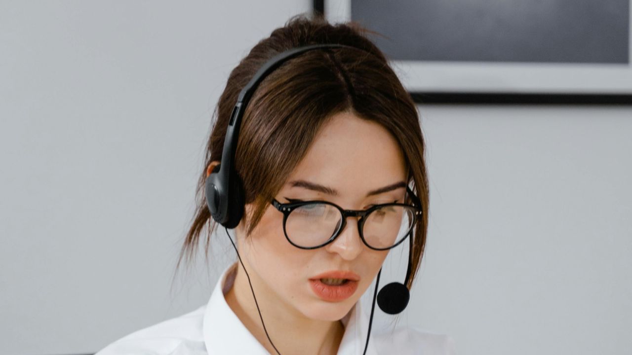 Donna che fornisce assistenza al telefono