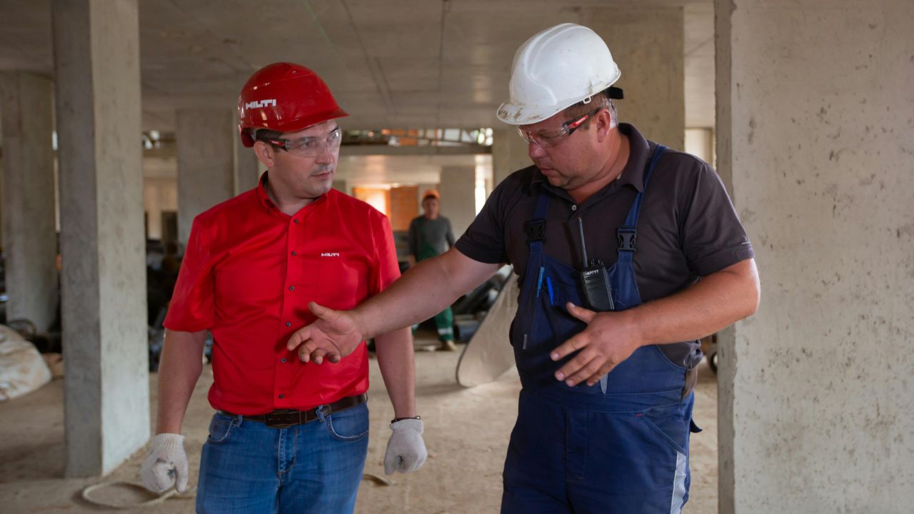 Due operai in cantiere che discutono