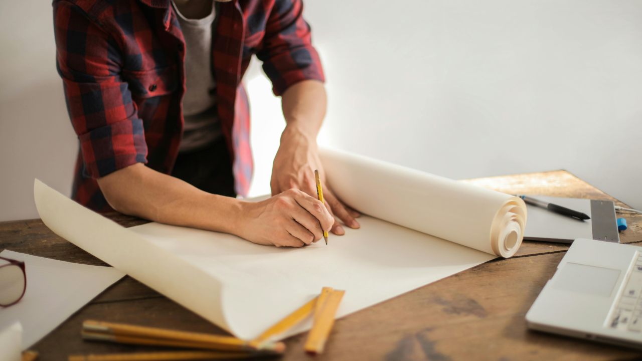Ingegnere che disegna un progetto