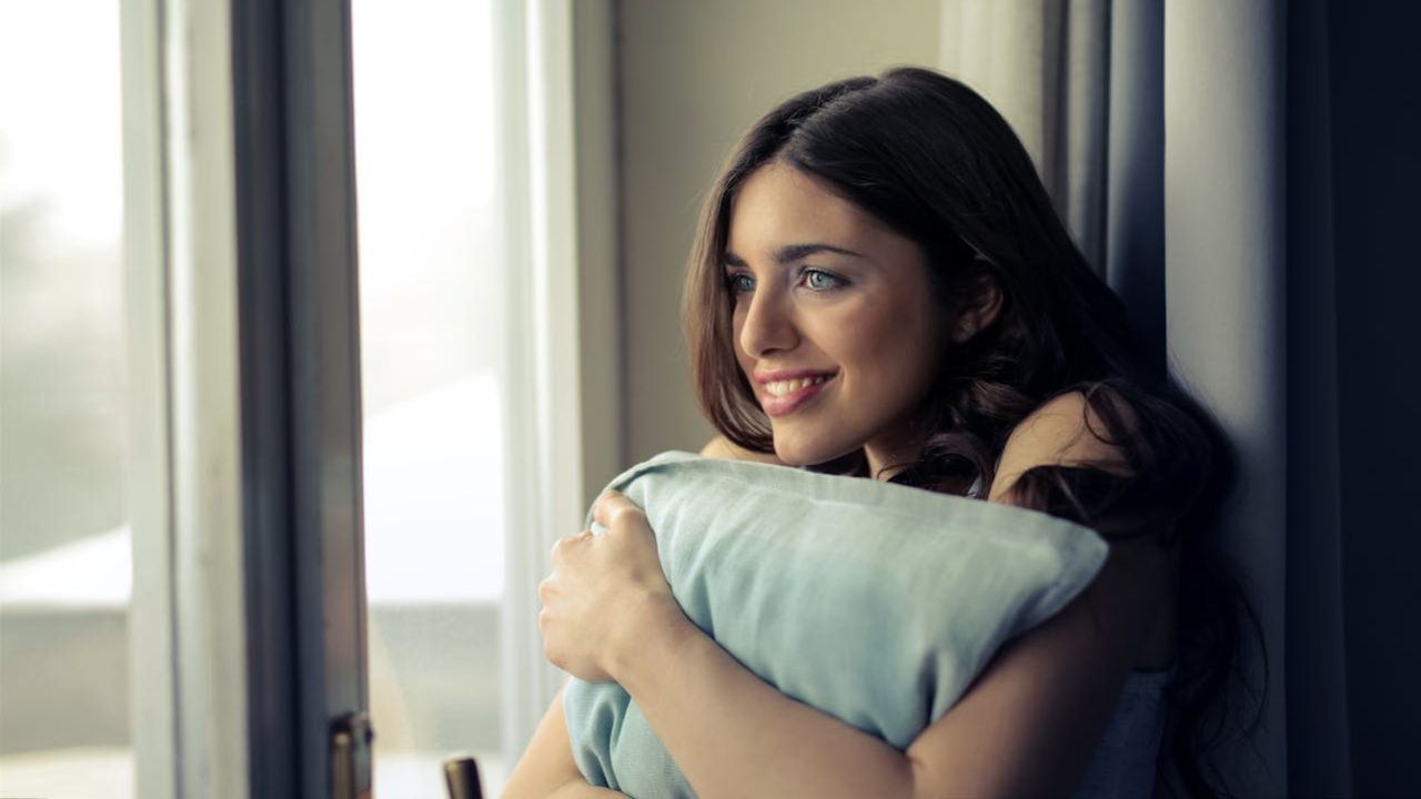 Ragazza che abbraccia un cucina in casa