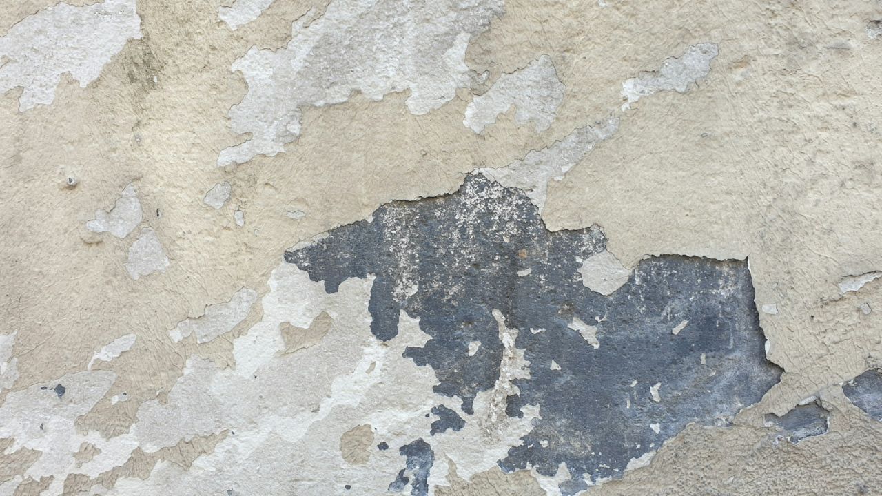 Muro di un edificio rovinato