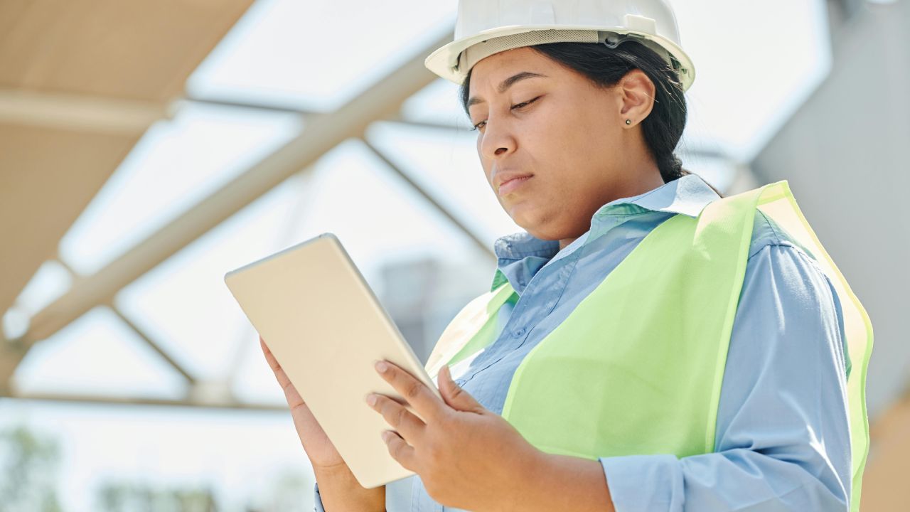 Donna che controlla un cantiere edilizio