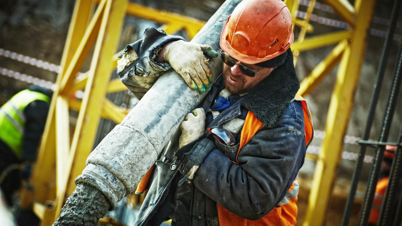 Operaio che lavora in un cantiere